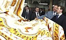 С генеральным директором ткацко-отделочной фабрики «Новая Ивановская мануфактура» Валерием Ермиловым во время осмотра цеха фабрики.