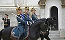 В День Победы Владимир Путин провёл смотр марша пеших и конных караулов Президентского полка на Соборной площади Московского Кремля.