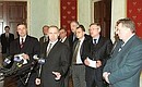 С руководителями фракций и депутатских групп Государственной Думы на встрече с журналистами.