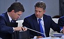Министр энергетики Александр Новак (слева) и Министр транспорта Максим Соколов перед началом совещания по вопросам социально-экономического развития Приморского края.