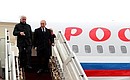 Президент России прибыл в Минск на заседание Совета коллективной безопасности ОДКБ. С послом России в Белоруссии Александром Суриковым.