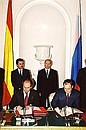 The ceremony of signing Russian-Spanish documents. For the Russian side the documents were signed by Transport Minister Sergei Frank (right).