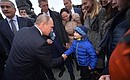 После завершения церемонии открытия открытия памятника Александру III Президент кратко общался с местными жителями и молодёжью.