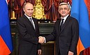 С Президентом Армении Сержем Саргсяном перед началом заседания Высшего Евразийского экономического совета с участием делегаций Армении, Киргизии и Украины.