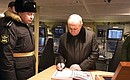 Во время посещения фрегата «Адмирал Головко» Владимир Путин сделал запись в книге почётных посетителей. Фото: Алексей Даничев, РИА «Новости»