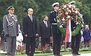 President Putin laid flowers at the tombs of President Marshall Carl Mannerheim and President Urho Kekkonen at the Hietaniemi memorial cemetery.