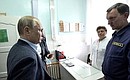 В ходе осмотра пункта временного размещения граждан, пострадавших в результате наводнения, Владимир Путин ознакомился с работой медицинского кабинета.