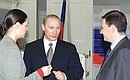 С ведущими телеканалов ОРТ и РТР Екатериной Андреевой и Сергеем Брилевым после завершения «Прямой линии» с Президентом России.
