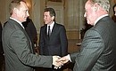 Встреча с руководством группы компаний «Бритиш петролеум». Владимир Путин приветствует вице-президента группы Родни Чейза (справа). На втором плане президент группы – Джон Браун. 