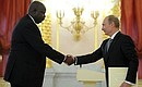 Верительную грамоту Президенту России вручает посол Республики Южный Судан Шол Дэнг Алак.