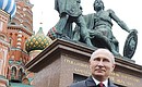Vladimir Putin laid flowers at monument to Kuzma Minin and Dmitry Pozharsky on Red Square. Photo: TASS