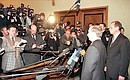 Первое заседание Государственной Думы третьего созыва. Во время встречи с журналистами в перерыве заседания.