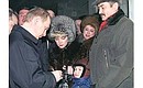 Владимир Путин дает автографы жителям города Норильска.