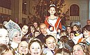 На празднике Новогодней елки для детей-сирот во Владимирском городском Доме творчества.