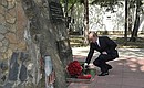 Владимир Путин возложил цветы к мемориалу сотрудникам органов внутренних дел и военнослужащим внутренних войск МВД России, погибшим при исполнении служебного долга в борьбе с терроризмом.