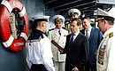 Во время посещения флагманского корабля Балтийского флота эскадренного миноносца «Настойчивый» Дмитрий Медведев поздравил одного из матросов с Днём рождения.