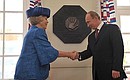 Vladimir Putin and Queen Beatrix of the Netherlands unveil a plaque commemorating the official start of the reciprocal cultural years.