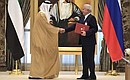 Обмен документами, подписанными в ходе государственного визита Владимира Путина в Объединённые Арабские Эмираты.