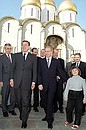 С Федеральным канцлером ФРГ Герхардом Шрёдером во время прогулки по Кремлю.