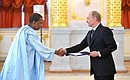 Верительную грамоту Президенту России вручает Чрезвычайный и Полномочный Посол Республики Сенегал Мамаду Дэм.