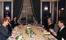 Informal meeting with President of Finland Tarja Halonen. Left to right: Tarja Halonen, First Gentleman of Finland Dr Pentti Arajarvi, Svetlana Medvedeva, and Dmitry Medvedev.