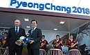 С Президентом Республики Корея Мун Чжэ Ином во время посещения выставки «Улица Дальнего Востока». Фото ТАСС