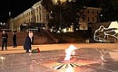 В ходе посещения Нижегородского кремля Владимир Путин возложил цветы к Вечному огню на мемориале «Горьковчане в Великой Отечественной войне».