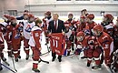 Владимир Путин посетил новое государственное училище олимпийского резерва по хоккею. С членами детской хоккейной команды «Локомотив».