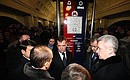 Дмитрий Медведев ознакомился с информационным терминалом на станции «Охотный Ряд» московского метро.