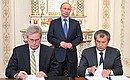 Vladimir Putin witnessed signing of a number of documents on cooperation by Rosneft CEO Igor Sechin and ExxonMobil President Stephen Greenlee.