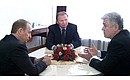 С Президентом Украины Леонидом Кучмой и Президентом Молдавии Владимиром Ворониным (справа).