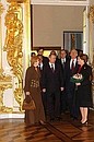 Владимир и Людмила Путины вместе с Президентом США Джорджем Бушем и его супругой Лорой Буш совершили краткую экскурсию по Екатерининскому дворцу.