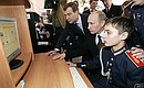 С Первым заместителем Председателя Правительства Дмитрием Медведевым в компьютерном классе Аксайского Данилы Ефремова казачьего кадетского корпуса.