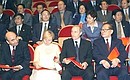 Владимир и Людмила Путины, Председатель КНР Цзян Цзэминь (справа) и Президент Киргизии Аскар Акаев на концерте художественных коллективов Шанхая.