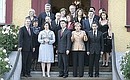 Главы государств и правительств «Группы восьми» с супругами перед началом обеда от имени Федерального канцлера Германии Ангелы Меркель и ее супруга Йоахима Зауэра.
