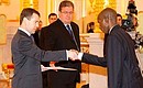Церемония вручения верительных грамот послами иностранных государств. Верительную грамоту Президенту России вручает посол Республики Бурунди Изидор Нибизи.
