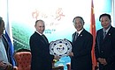 В ходе посещения Китайского дома. Председатель Олимпийского комитета КНР Лю Пэн преподнёс Владимиру Путину памятный сувенир.