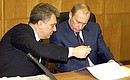 На заседании президиума Госсовета. Слева – Министр промышленности и энергетики Виктор Христенко.