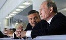 С президентом Международной федерации хоккея с шайбой Рене Фазелем во время матча Россия – США на чемпионате мира по хоккею среди юниоров.