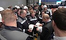 Во время посещения судостроительного завода «Северная верфь» Владимир Путин пообщался с рабочими предприятия и подписал каски по их просьбе.