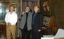 В Доме-музее писателя Антона Чехова с Президентом Украины Леонидом Кучмой и директором музея Геннадием Шалюгиным (в центре).