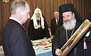 Глава Греческой православной церкви архиепископ Афинский и всея Эллады Христодулос подарил Владимиру Путину икону Христа Спасителя.