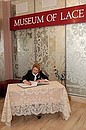 В Музее кружева Светлана Медведева оставила запись в книге почётных гостей.