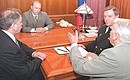 С вице-премьером Ильей Клебановым (слева), главкомом ВМФ Владимиром Куроедовым и генеральным директором КБ «Рубин» Игорем Спасским (справа).