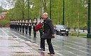В день 75-летия Победы в Великой Отечественной войне Президент России возложил цветы к Могиле Неизвестного Солдата в Александровском саду.