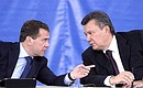На заседании Второго российско-украинского межрегионального экономического форума. С Президентом Украины Виктором Януковичем.