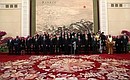 Перед началом торжественного приема от имени Председателя Китайской Народной Республики Си Цзиньпина и Пэн Лиюань по случаю проведения второго Международного форума «Один пояс, один путь».
