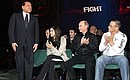 Справа налево: с американским киноактером Жан-Клодом Ван Даммом, его дочерью Бьянкой и бывшим председателем Совета министров Италии Сильвио Берлускони на турнире по боям смешанного стиля.