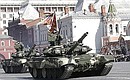 Военный парад в честь 64-й годовщины Победы в Великой Отечественной войне. По Красной площади движутся ракетно-пушечные танки Т-90. Фото Александра Юрьева