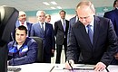 Во время посещения Лебединского горно-обогатительного комбината. Президент наблюдал за пуском третьего цеха по производству горячебрикетированного железа.